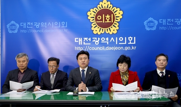김종천 대전시의회 의장(가운데) 및 상임위원장들이 의정 성과를 밝히고 있다. (사진제공=대전시의회)