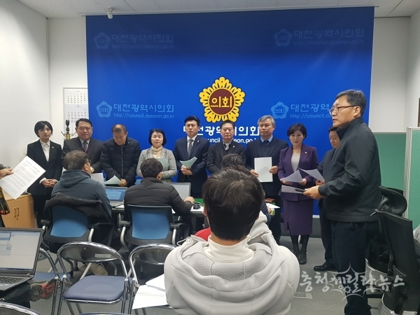 대전시의회는 한화 대전공장의 폭발사고와 관련, 19일 기자회견을 갖고 사고원인 규명과 안전대책을 촉구했다.
