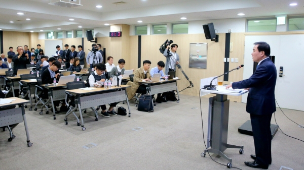김지철 충남교육감이 23일 학교공간혁신사업에 대해 브리핑 하고 있다(사진제공= 충남교육청)