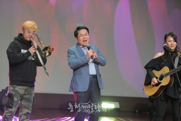 오세현 아산시장이 집콕방콕 콘서트에 출연해 노래 ‘행복’을 열창하고 있다. (사진제공=아산시)