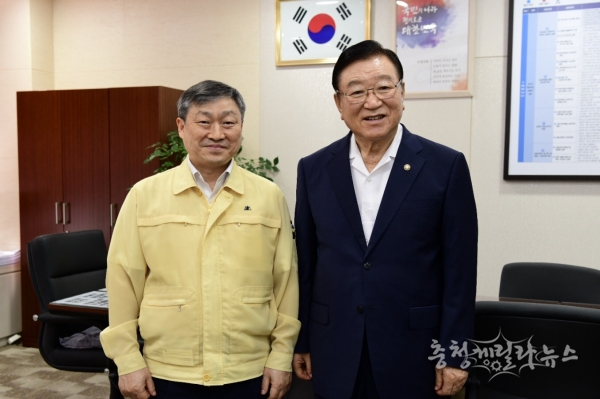 왼쪽부터 박백범 교육부 차관, 김석환 홍성군수(사진제공=홍성군청)