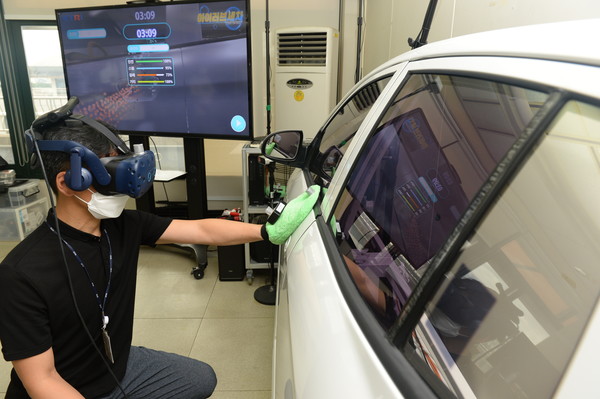 ETRI 연구진이 스팀세차 가상 직업훈련을 위한 VR 기술 시연을 하고 있는 모습 (사진제공=ETRI)
