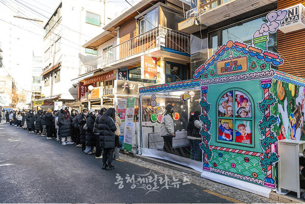 NCT DREAM 'Candy' 앨범을 사기 위해 줄서고 있는 팬들. SM엔터테인먼트 제공.