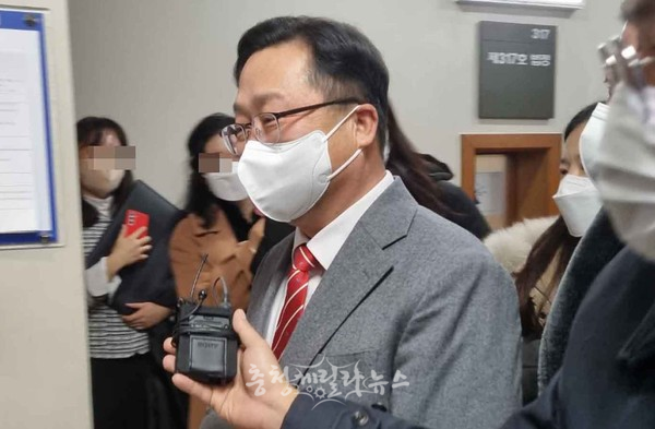 22일 공직선거법 위반 혐의로 법정에 들어서는 이장우 대전시장.