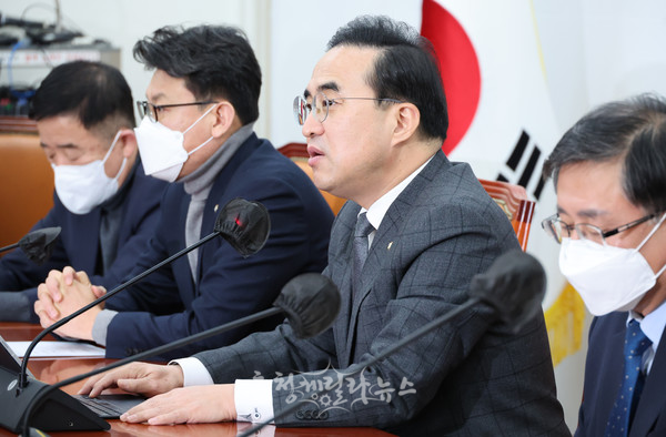 더불어민주당 박홍근 원내대표가 3일 국회에서 열린 원내대책회의에서 발언하고 있다.