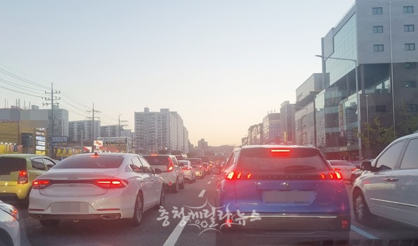 대전의 한 도로에서 차량들이 주행 중이다.