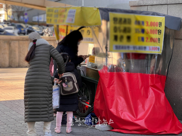 3일 대전 서구 둔산동의 한 노점에서 먹거리를 구매하는 가족.