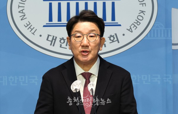 국민의힘 권성동 의원이 5일 서울 여의도 국회 소통관에서 당대표 불출마 선언 기자회견을 하고 있다.