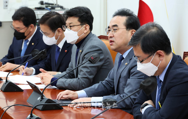 더불어민주당 박홍근 원내대표가 5일 국회에서 열린 정책조정회의에서 발언하고 있다.