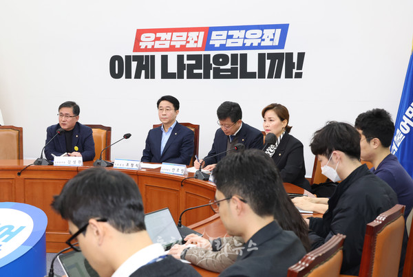 더불어민주당 조정식 사무총장과 김성환 정책위의장이 12일 오전 국회에서 기자간담회를 하고 있다.