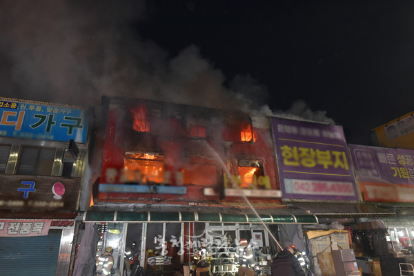 14일 밤 9시30분께 대전 은행동 소재의 한 상가에서 발생한 불이 옮겨붙어 6채가 피해를 입었다. (사진제공=대전소방본부)