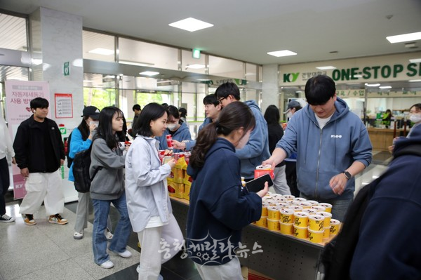건양대학교는 중간고사를 맞아 학생들에게 간식을 나눠주는 응원이벤트를 실시했다.(건양대학교 제공)