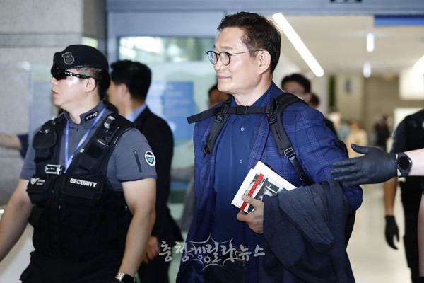 더불어민주당 송영길 전 대표가 24일 오후 인천국제공항 제1여객터미널을 통해 귀국해 출국장을 나가고 있다.