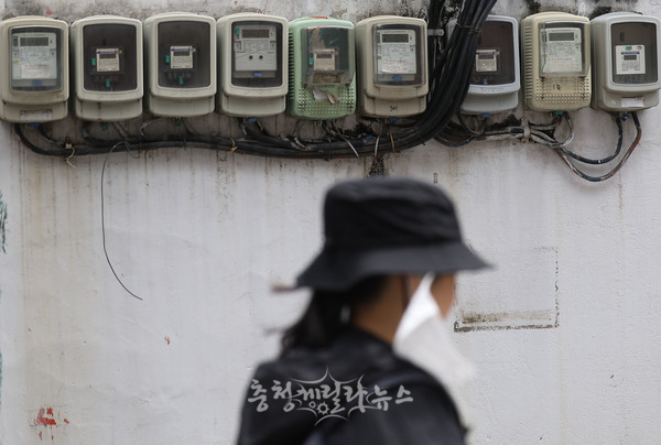 올 2분기 전기·가스 요금 인상이 오는 15일 당정협의회에서 최종 결정될 것으로 예상되는 가운데 12일 서울 동대문구 주택가의 전기 계량기 모습.