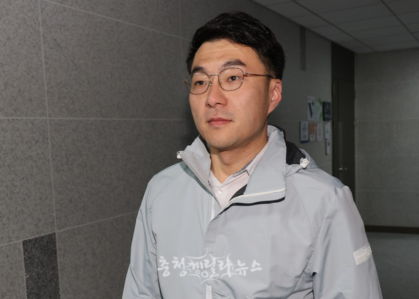 더불어민주당 김남국 의원이 14일 오전 국회 의원실로 출근하고 있다. 김 의원은 출근 후 페이스북을 통해 탈당을 선언했다.