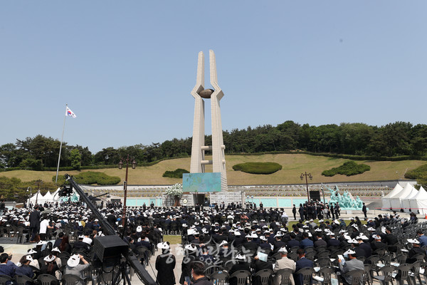 18일 오전 광주 북구 운정동 국립 5·18민주묘지에서 5·18 민주화운동 42주년 기념식이 열리고 있다.