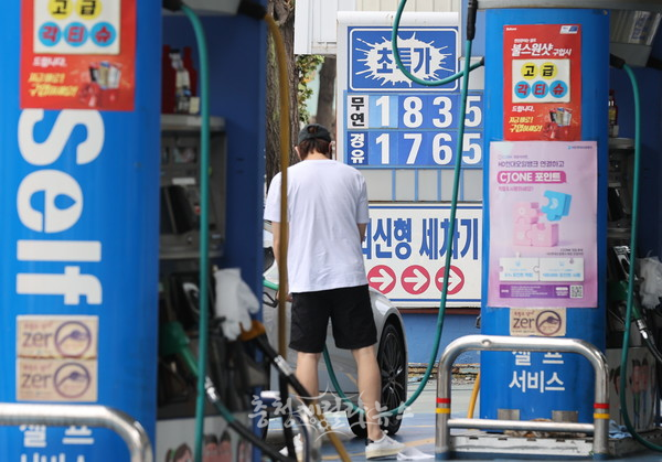 국내·국제 유가가 10주 연속 상승하며 물가 안정에 악영향을 미치자 정부가 대책 마련에 나섰다.