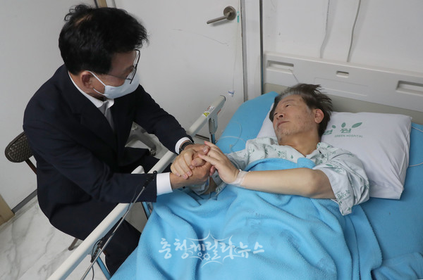 21일 오전 더불어민주당 이재명 대표가 서울 중랑구 녹색병원을 찾은 박광온 원내대표와 대화하고 있다.
