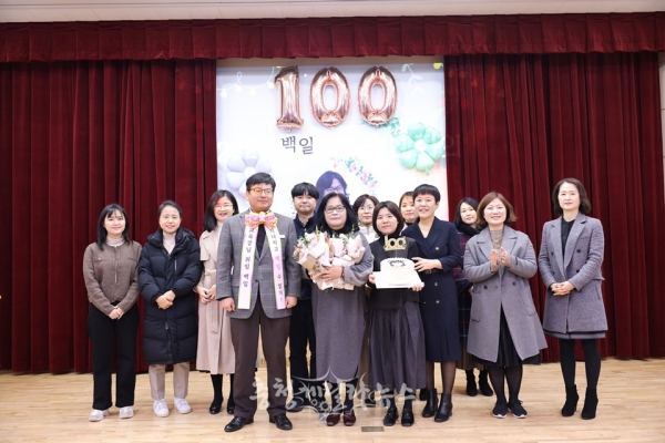 아산교육지원청은 4일 박서우 교육장의 취임 100일을 맞이해 기념사진을 찍고있다.