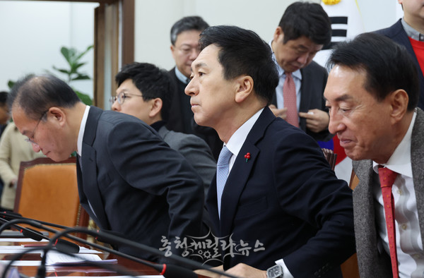 국민의힘 김기현 대표와 윤재옥 원내대표가 4일 국회에서 열린 최고위원회의에 참석하고 있다.
