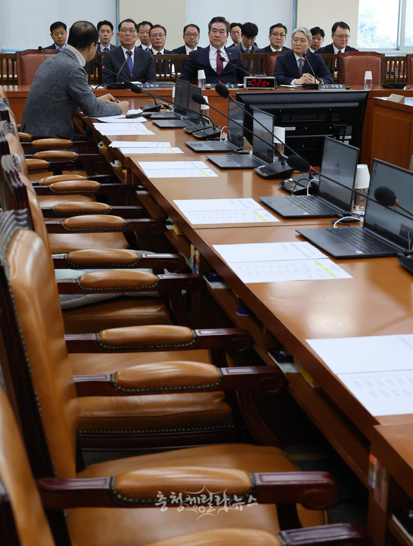 25일 이재명 대표 피습 사건 현안질의를 위해 열린 국회 행정안전위원회에 여당 의원들 자리가 비어 있다.
