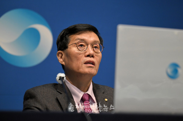이창용 한국은행 총재가 통화정책방향에 대해 발언하고 있다.